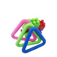 PROMO Jucarie caini TPR TRIUNGHI 8.5x8.5 cm PETRO 2+1GRATIS